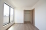 スタイリッシュなデザインと快適な居住性を兼ね備えた洋室。広々とした空間は、自分らしいインテリアを楽しむことができるほか、リラックスした時間を過ごすことができそうです。
