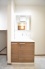 三面鏡に洗面台。
コンセントに照明機能、多機能性を備えた設備です。

