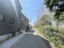 安心して暮らすことのできる住宅街。　住宅地の道路は一般に交通量が少なく車などの騒音が少ないため、住民にとって静かな生活環境が提供されます。
