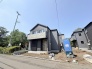 周辺の街並みの中で適度な主張、生活に溶け込むシンプルなデザインの外観が魅力の一戸建です。
