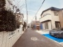 安心して暮らすことのできる住宅街。　住宅地の道路は一般に交通量が少なく車などの騒音が少ないため、住民にとって静かな生活環境が提供されます。
