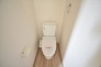 トイレにはウォシュレット機能を標準装備。
