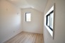 スマートなデザインと賢い収納が生活を快適にします。広々とした雰囲気を演出する工夫が施され、生活空間の魅力を引き出します。

