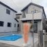 周辺の街並みの中で適度な主張、生活に溶け込むシンプルなデザインの外観が魅力の一戸建です。
