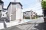 周辺の街並みの中で適度な主張、生活に溶け込むシンプルなデザインの外観が魅力の一戸建です。
