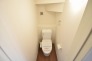 階段下を有効活用したトイレスペース。
便座はもちろんウォシュレット。


