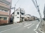 目の前の道路が広々としているので開放感を感じられる邸宅です。