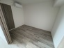 スタイリッシュなデザインと快適な居住性を兼ね備えた洋室。広々とした空間は、自分らしいインテリアを楽しむことができるほか、リラックスした時間を過ごすことができそうです。
