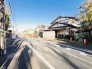 安心して暮らすことのできる住宅街。　住宅地の道路は一般に交通量が少なく車などの騒音が少ないため、住民にとって静かな生活環境が提供されます。
