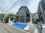 周辺の街並みの中で適度な主張、生活に溶け込むシンプルなデザインの外観が魅力の一戸建です。
