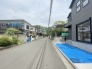 安心して暮らすことのできる住宅街。　住宅地の道路は一般に交通量が少なく車などの騒音が少ないため、住民にとって静かな生活環境が提供されます。
