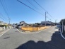 安心して暮らすことのできる住宅街。　住宅地の道路は一般に交通量が少なく車などの騒音が少ないため、住民にとって静かな生活環境が提供されます。
