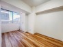 洋室はモダンなデザインと機能性を備え、快適な生活空間に。明るい窓から差し込む自然光が広々とした空間をさらに明るく開放的に感じさせます。


