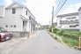安心して暮らすことのできる住宅街。　住宅地の道路は一般に交通量が少なく車などの騒音が少ないため、住民にとって静かな生活環境が提供されます。
