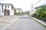 安心して暮らすことのできる住宅街。　住宅地の道路は一般に交通量が少なく車などの騒音が少ないため、住民にとって静かな生活環境が提供されます。
