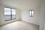 洋室はモダンなデザインと機能性を備え、快適な生活空間に。明るい窓から差し込む自然光が広々とした空間をさらに明るく開放的に感じさせます。

