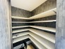 靴が沢山ある方には嬉しいシューズクローク。ベビーカーやゴルフバッグなども置けそうなスペースに
