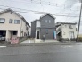 周辺の街並みの中で適度な主張、生活に溶け込むシンプルなデザインの外観が魅力の一戸建です。
