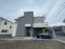 周辺の街並みの中で適度な主張、生活に溶け込むシンプルなデザインの外観が魅力の一戸建です。

