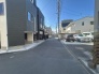 安心して暮らすことのできる住宅街。　住宅地の道路は一般に交通量が少なく車などの騒音が少ないため、住民にとって静かな生活環境が提供されます。
