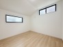 無駄を削ぎ落としたシンプルな空間は、住まう方の感性に合わせて自由に彩れる余白を備えており、心穏やかに過ごせる落ち着いた雰囲気と、傾斜のある天井がもたらす程よい開放感を感じさせてくれます
