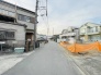安心して暮らすことのできる住宅街。　住宅地の道路は一般に交通量が少なく車などの騒音が少ないため、住民にとって静かな生活環境が提供されます。
