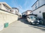 安心して暮らすことのできる住宅街。　住宅地の道路は一般に交通量が少なく車などの騒音が少ないため、住民にとって静かな生活環境が提供されます。
