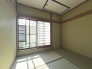 畳の香りと柔らかな光がリラックスした空間を作ります。

