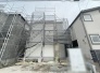 周辺の街並みの中で適度な主張、生活に溶け込むシンプルなデザインの外観が魅力の一戸建です。
