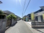 安心して暮らすことのできる住宅街。　住宅地の道路は一般に交通量が少なく車などの騒音が少ないため、住民にとって静かな生活環境が提供されます。

