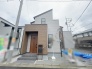 周辺の街並みの中で適度な主張、生活に溶け込むシンプルなデザインの外観が魅力の一戸建です。
