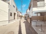 安心して暮らすことのできる住宅街。　住宅地の道路は一般に交通量が少なく車などの騒音が少ないため、住民にとって静かな生活環境が提供されます。
