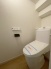 階段下を有効活用したトイレスペース。
便座はもちろんウォシュレット。

