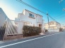 周辺の街並みの中で適度な主張、生活に溶け込むシンプルなデザインの外観が魅力の一戸建です。

