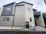周辺の街並みの中で適度な主張、生活に溶け込むシンプルなデザインの外観が魅力の一戸建です。
