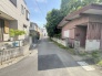 安心して暮らすことのできる住宅街。　住宅地の道路は一般に交通量が少なく車などの騒音が少ないため、住民にとって静かな生活環境が提供されます。
