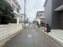 安心して暮らすことのできる住宅街。　住宅地の道路は一般に交通量が少なく車などの騒音が少ないため、住民にとって静かな生活環境が提供されます。
