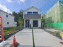 周辺の街並みの中で適度な主張、生活に溶け込むシンプルなデザインの外観が魅力の一戸建です。
