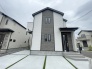 周辺の街並みの中で適度な主張、生活に溶け込むシンプルなデザインの外観が魅力の一戸建です。
