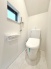 階段下を有効活用したトイレスペース。
便座はもちろんウォシュレット。

