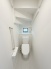 階段下を有効活用したトイレスペース。
便座はもちろんウォシュレット。

