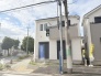 周辺の街並みの中で適度な主張、生活に溶け込むシンプルなデザインの外観が魅力の一戸建です。
