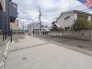 安心して暮らすことのできる住宅街。　住宅地の道路は一般に交通量が少なく車などの騒音が少ないため、住民にとって静かな生活環境が提供されます。
