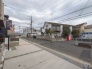 安心して暮らすことのできる住宅街。　住宅地の道路は一般に交通量が少なく車などの騒音が少ないため、住民にとって静かな生活環境が提供されます。
