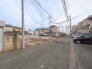 安心して暮らすことのできる住宅街。　住宅地の道路は一般に交通量が少なく車などの騒音が少ないため、住民にとって静かな生活環境が提供されます。
