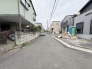 安心して暮らすことのできる住宅街。　住宅地の道路は一般に交通量が少なく車などの騒音が少ないため、住民にとって静かな生活環境が提供されます。
