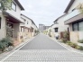 安心して暮らすことのできる住宅街。　住宅地の道路は一般に交通量が少なく車などの騒音が少ないため、住民にとって静かな生活環境が提供されます。
