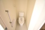 トイレにはウォシュレット機能を標準装備。

