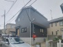 周辺の街並みの中で適度な主張、生活に溶け込むシンプルなデザインの外観が魅力の一戸建です。
