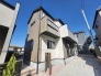 周辺の街並みの中で適度な主張、生活に溶け込むシンプルなデザインの外観が魅力の一戸建です。
